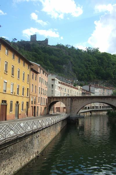 2011-05- (482).JPG - Das Flüsschen "La Gère" - oben "Le Château de La Bâtie" auf dem Mont Salomon